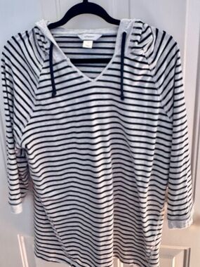 Striped V-Neck Hoodie Shirt in White and Black